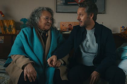 Benjamín Vicuña junto a Rita Cortese, en una escena de El resto bien