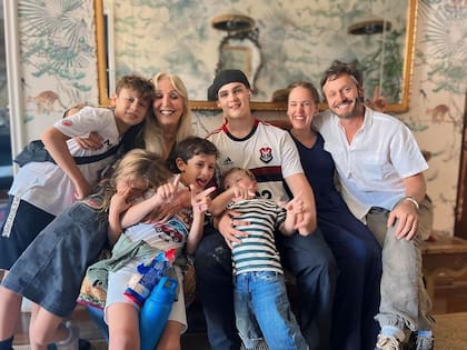 Benjamín Vicuña junto a su hijo Bautista y el resto de su familia en conmemoración de su cumpleaños