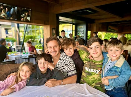 Benjamín Vicuña junto a sus hijos
