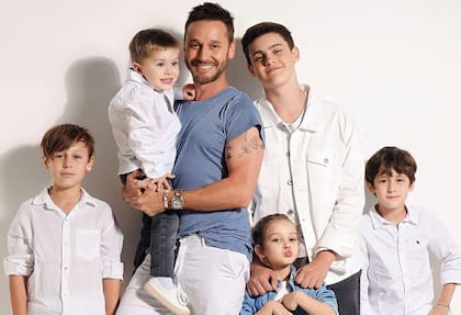 Benjamín Vicuña junto a sus hijos Beltrán, Amancio, Magnolia, Bautista y Benicio