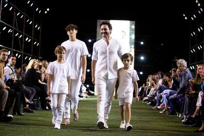 Benjamín Vicuña, junto a sus hijos, en el cierre del desfile.