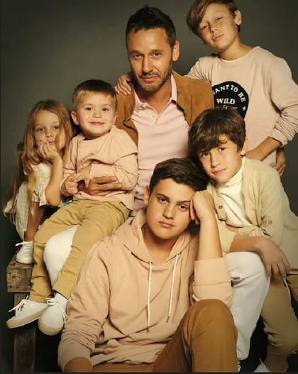Benjamín Vicuña junto a sus hijos en una producción para una revista chilena
