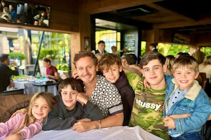 Benjamín Vicuña junto a sus hijos: Magnolia, Beltrán, Benicio, Bautista y Amancio