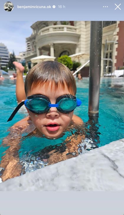 Benjamín Vicuña pasó el día en la pileta con sus hijos (Foto: Instagram @benjaminvicuna.ok)