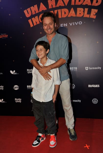 Benjamín Vicuña posó, antes de la función, en la alfombra roja montada especialmente en el predio junto a su hijo Beltrán