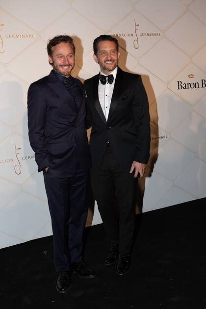 Benjamín Vicuña posó con Germán Paoloski. Ambos cumplieron con el dress code de black tie para los hombres con un traje de Rochas y de Key Biscane, respectivamente. El actor complementó con un prendedor con el símbolo de la Fundación Germinare, a la cual se donarán los fondos recaudados en la gala.