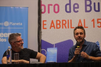 Benjamin Vicuna presentó su libro en conversación con Luis Novaresio en la Sala Cortázar de la Feria del Libro.