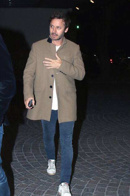 Benjamín Vicuña también participó del adiós al músico. “Tu padre, poeta y pícaro, nos envuelve en silencio y nos susurra una canción”, le escribió el actor chileno a Julieta Novarro.