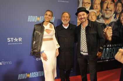 Benjamín Vicuña y Anita Espasandin lucieron muy glamorosos y engamados con un look combinado en blanco y negro que logró captar la atención de todos