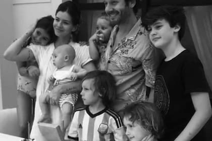 Benjamín Vicuña y la China Suárez posan junto a sus hijos, Magnolia y Amancio, los hijos de él, Bautista, Beltrán y Benicio, y la hija de ella, Ruuina