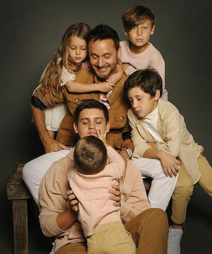Benjamín Vicuña y sus hijos: Beltrán, Benicio y Bautista (de su relación con Pampita) y Amancio y Magnolia (de su relación con la China Suárez)