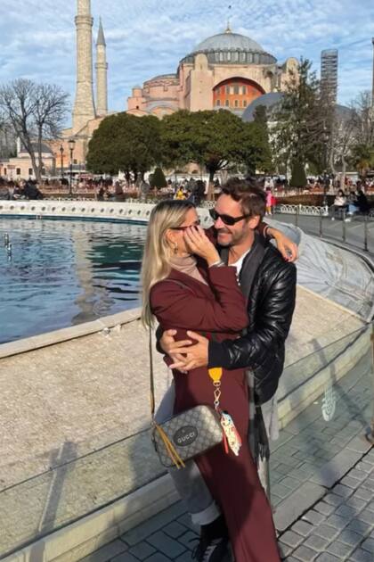 Benjamín
y Anita posan con la
Basílica de Santa Sofía,
símbolo de Estambul y
una de las joyas
del arte bizantino,
como fabuloso
telón de fondo.