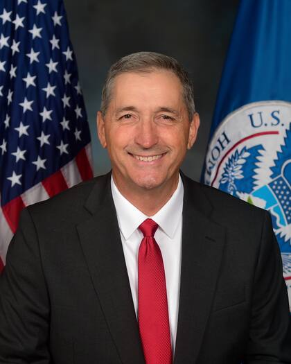 Benjamine Huffman, secretario interino del DHS, comunicó la anulación de las directrices emitidas durante la administración Biden, que limitaban las operaciones de inmigración en lugares como escuelas e iglesias