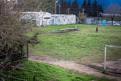 Bennardis explica que buscan que los chicos estén en la escuela, al club y la capilla, en vez de estar en la calle; en la foto, la cancha en donde harían los festejos y donde se quedaron sin luz porque no tienen dinero para arreglar la instalación eléctrica