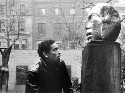 Benny (Ben Carruthers) y sus amigos recorren los alrededores del Museo Metropolitano de Nueva York.