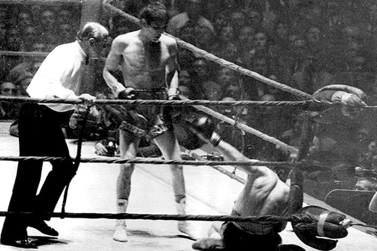 Benvenuti yace en una esquina del ring; Monzón acaba de noquearlo con un derechazo para consagrarse campeón mundial de los medianos, en 1970