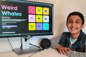 Benyamin Ahmed junto a sus creaciones, Weird Whales (ballenas extrañas), que vendió como NFT