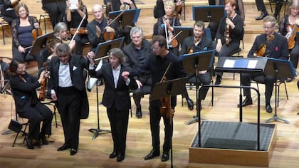 Benzecry, en el centro, en su presentación en la Philharmonie, la semana pasada