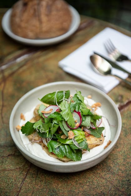 Berenjenas fritas con yogur de búfala, polvo de limón, salsa de miso y hierbas de la huerta, rabanitos, perejil, shiso, cebollita de verdeo y albahaca, salsa de miso y maní tostado