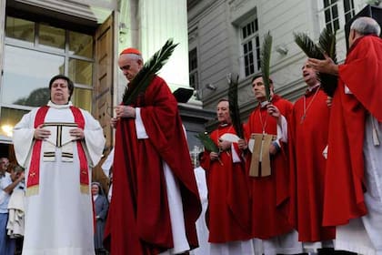 Bergoglio, al frente de la misa, en las escalinatas de la basílica de San José de Flores