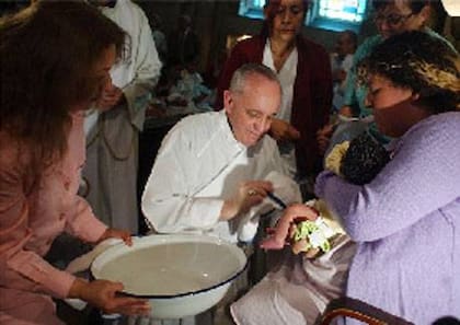Bergoglio bendice a una niña