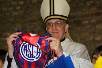 Bergoglio con el banderín del Ciclón