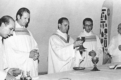 Bergoglio dando misa en 1976 con los jesuitas
