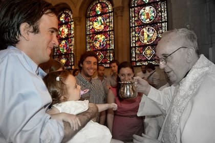 Bergoglio, en el momento del bautismo de la pequeña