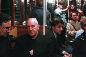 Bergoglio en la línea A de subte cuando era arzobispo de Buenos Aires.