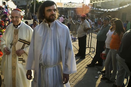 Bergoglio, junto al padre Pepe, en la villa 21