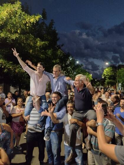 Berhongaray; Hipólito Altolaguirre (candidato a diputado provincial), y Francisco Torroba, candidato a intendente de Santa Rosa, llevados en andas, ayer, en el comité radical de la capital pampeana