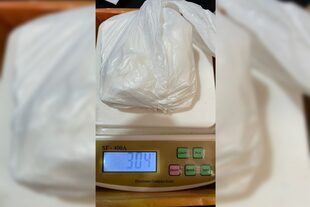 En el interior del vehículo secuestrado al agreso se halló dinero en efectivo y 305 gramos de clorhidrato de cocaína.