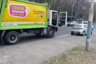 Efectivos del Comando de Patrulla avistaron un choque entre un auto Peugot 208 de color gris y un camión recolector de basura perteneciente a la empresa SUR SA.
