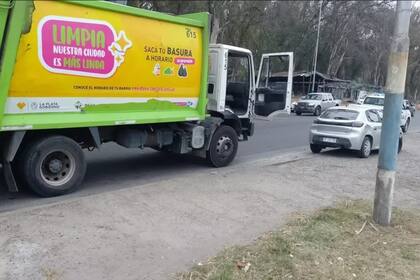 Efectivos del Comando de Patrulla fueron testigos de un choque entre un Peugeot 208 gris y un camión recolector de basura perteneciente a la empresa SUR SA.