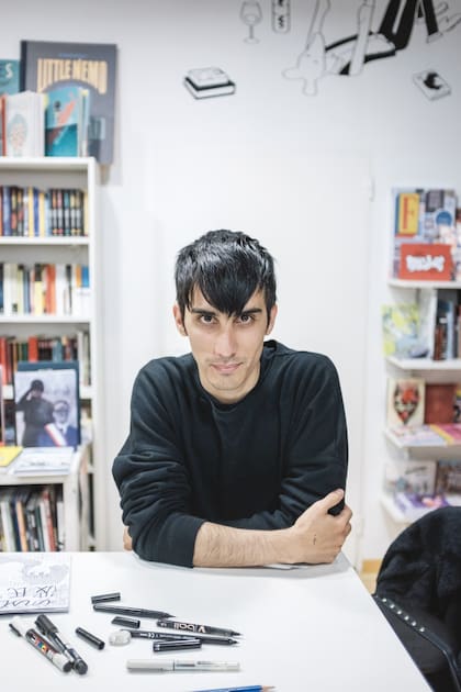 Berliac nació en Palermo en 1982, vivió en Noruega y está radicado en Polonia. La publicación de su libro Sadboi fue cancelada en Canadá, donde lo tildaron de transfóbico