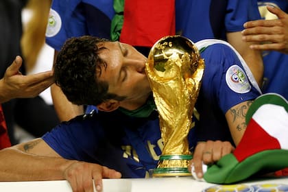 Berlín, 9 de julio de 2006: Materazzi y su amor por la copa, después de la "escandalosa" final contra Francia: cabezazo de Zidane contra el defensor italiano y roja para el francés 