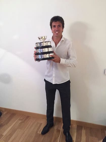 Berlocq, con la réplica de la Ensaladera que le obsequió la Federación Internacional tras el título argentino en la Davis.