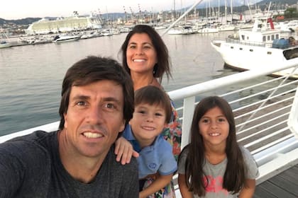 Berlocq, este año, durante una de sus últimas giras en el tenis, junto con su esposa Noel y sus hijos, Agustín y Stefy.
