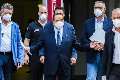 El exprimer ministro italiano Silvio Berlusconi abandona el Hospital San Raffaele en Milán el 14 de septiembre de 2020, después de que dio positivo por coronavirus y estuvo hospitalizado desde el 3 de septiembre
