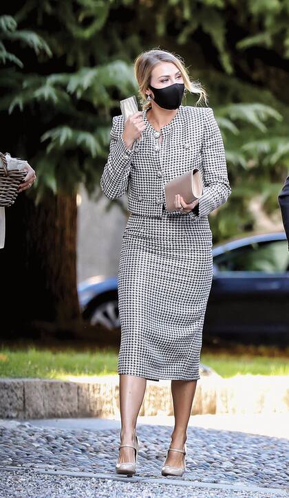 Las hermanas del novio. Bárbara lució un traje de tweed, de la diseñadora Alessandra Rich, la misma elegida por la novia.