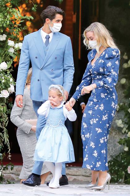 Eleonora llevó un vestido estampado de la misma firma. En la foto junto a su marido, Guy Binns y su hija Flora.