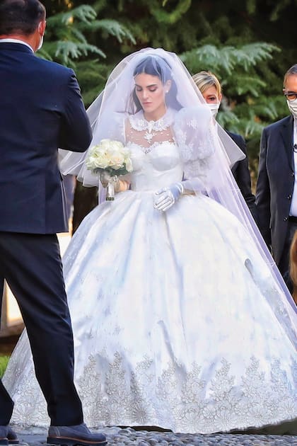 Federica, la novia, es hija de un importante empresario textil y tras licenciarse en Derecho trabajó en JP Morgan en Londres, para luego fundar su propia compañía de comunicación, MB Projects, especializada en moda, belleza, hotelería y lifestyle.