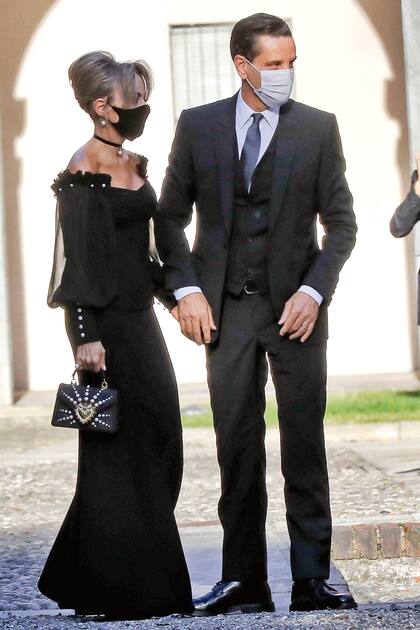 Marina estuvo acompañada por su marido Maurizio Vanadia y eligió un strapless negro, que combinó con cartera Dolce Gabbanna.
