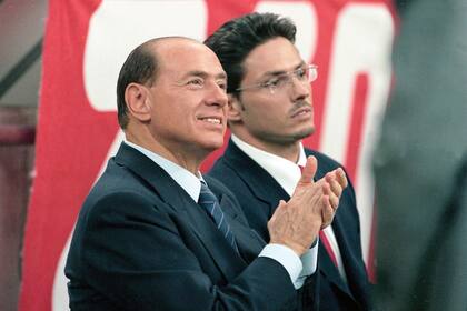 Luego de batallar contra una neumonía por coronavirus, Silvio decidió no asistir a la ceremonia religiosa. Pero se acercó después a saludar a los novios en el íntimo festejo que se celebró tras el enlace. En la foto, junto a su primer hijo varón, Pier.