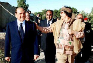 Berlusconi durante una visita a Muammar Khadafy