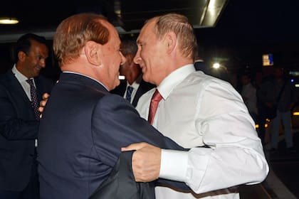 Años atrás, Berlusconi se confunde en un sentido abrazo con Putin  en un breve encuentro en el aeropuerto de Fiumicino