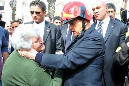 Berlusconi visita a los sobrevivientes del terremoto de LAquila, al este de Roma, en abril de 2009