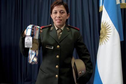 Bermúdez, uniformada y con medallas