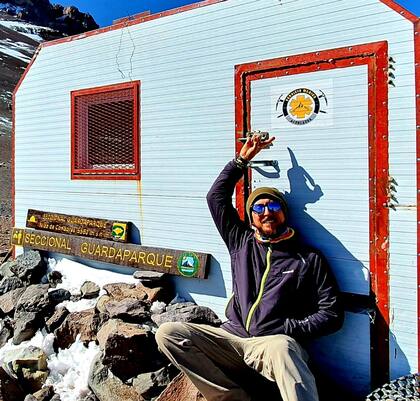Bernabé Abramor, uno de los médicos del Aconcagua, a más de 5.400 metros de altura, en el "centro de salud más alto del mundo".