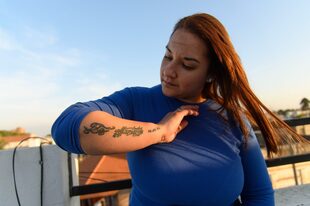 Bernabela González lleva tatuados los nombres de sus mellizos, que nacieron sin vida
